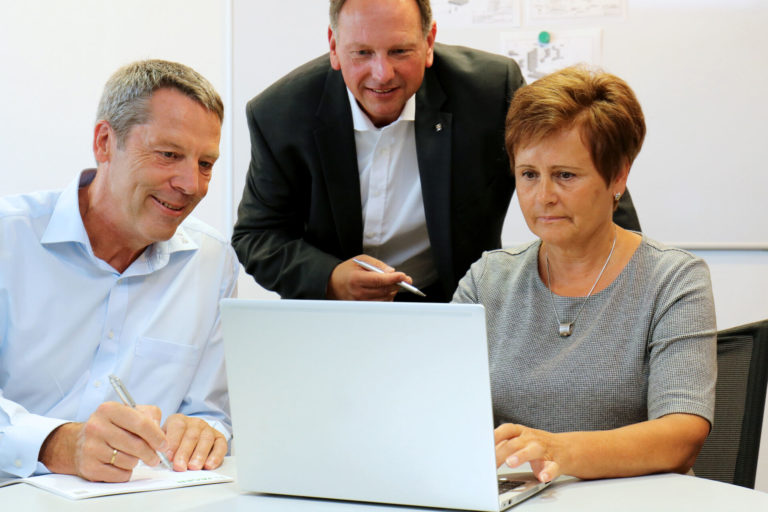 Drei Kollegen arbeiten zusammen am Laptop /solutions/supply-chain-management/consultation/